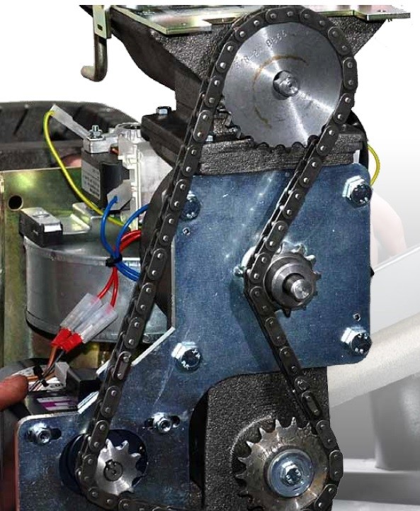 Tehdaskunnostus sokkavetoiseen polttimeen BQ20 v. 2005-2007 sisältää ketjumuutossarjan.